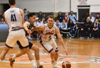 Jugadores de Quimsa y Racing en juego