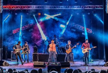 Rey Garufa y sus Timadores en vivo sobre un escenario iluminado