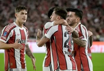 Futbolistas de River celebran en el campo