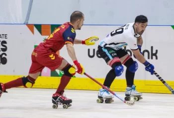Gonzalo Nolito Romero controla la bocha ante un jugador español en el Mundial de Asunción.