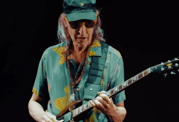 Skay Beilinson tocando la guitarra en vivo