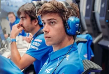 Franco Colapinto en el box de Alpine