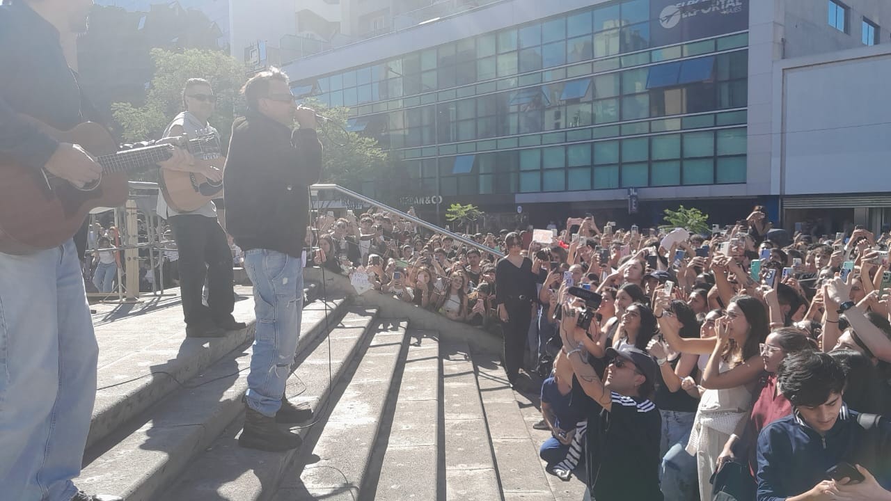 Chano y músicos de Tan Biónica en el show del Buen Pastor del 10 de abril de 2026