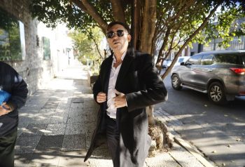 Ariel Vallejo al llegar al juzgado; protagonista concreto, exterior judicial