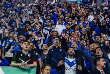 Hinchas de Vélez en la tribuna del Amalfitani