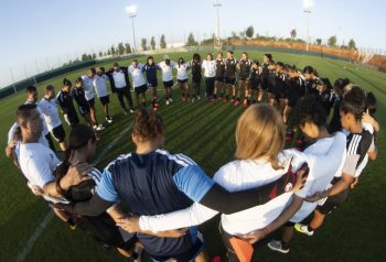 Plantel femenino Sub 17 de Venezuela reunido en el campo de entrenamiento