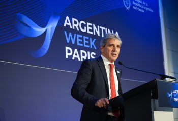 Caputo pidió no frenar inversiones y llevó a París la defensa del plan económico