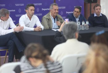 Mesa de apertura del congreso